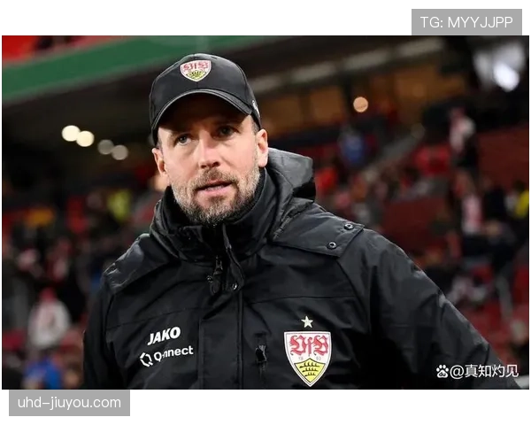 特写:在替补席上指挥的少帅,斯图加特的霍内斯 特写:在替补席上指挥的少帅,斯图加特的霍内斯